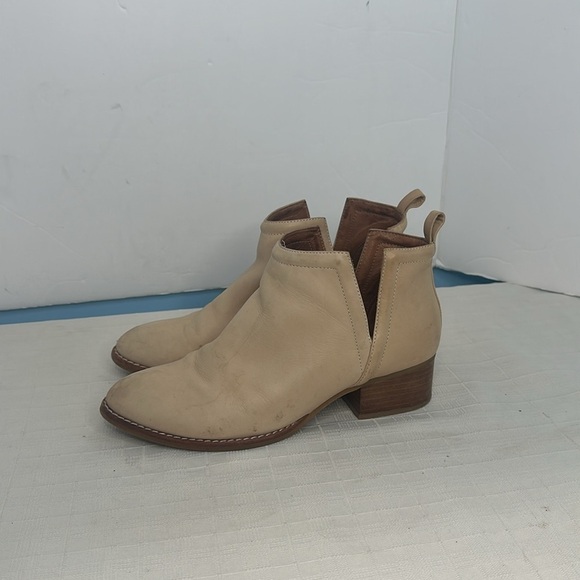 Jeffrey Campbell Muskrat Lo Women US9 Shoes Shooties Tan Heels Boots V-Notch - Picture 3 of 8